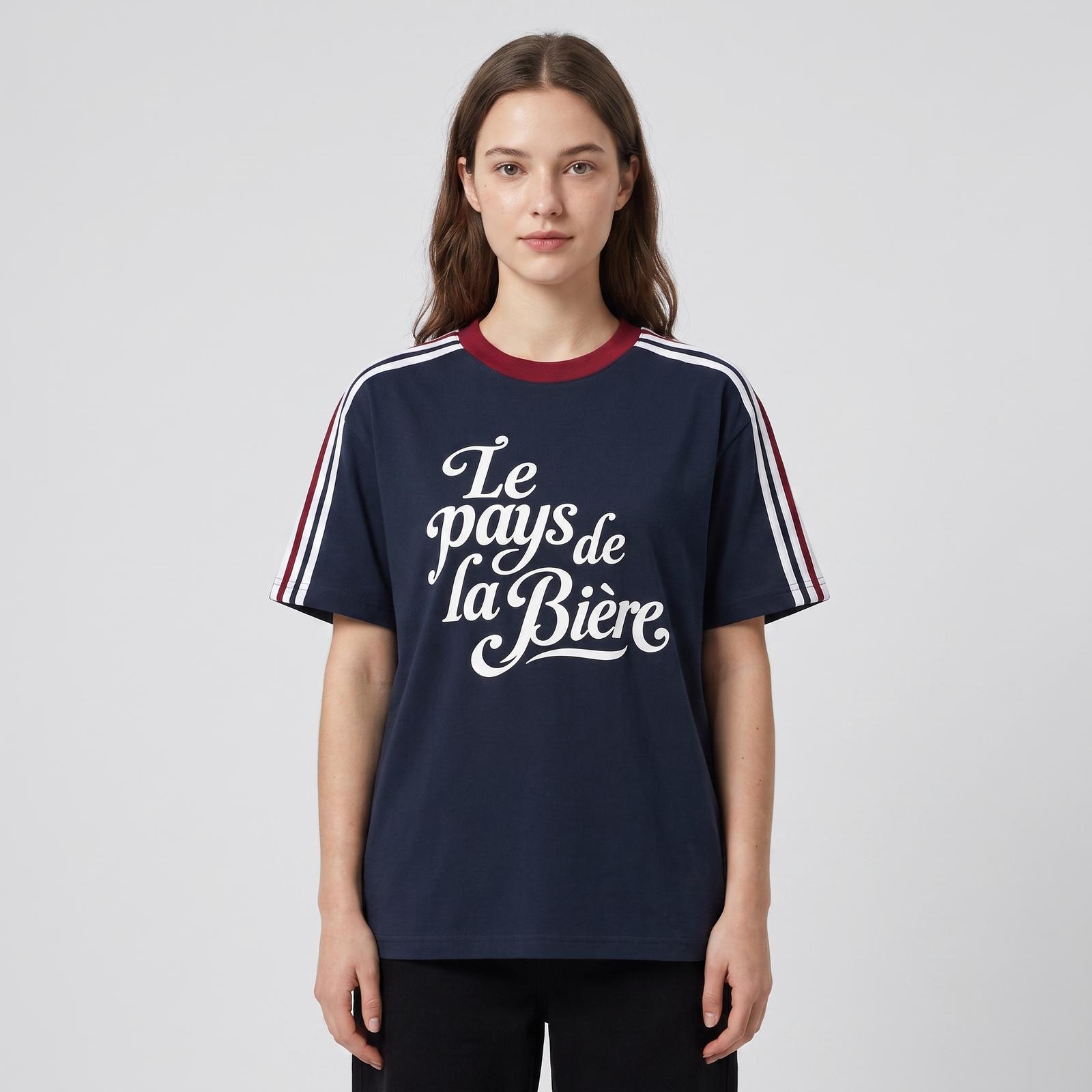 Femme portant le t-shirt Le Pays de la Bière bleu marine en studio photo carré - vue de face