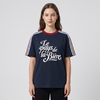 Femme portant le t-shirt Le Pays de la Bière bleu marine en studio photo carré - vue de face