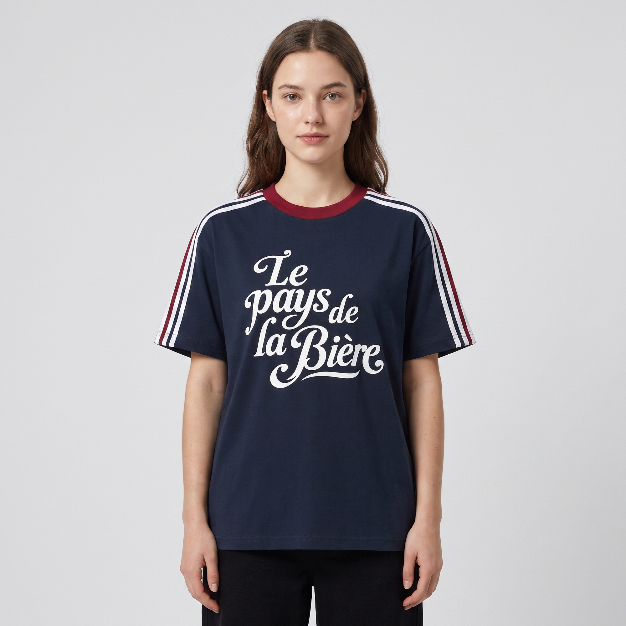 Femme portant le t-shirt Le Pays de la Bière bleu marine en studio photo carré - vue de face