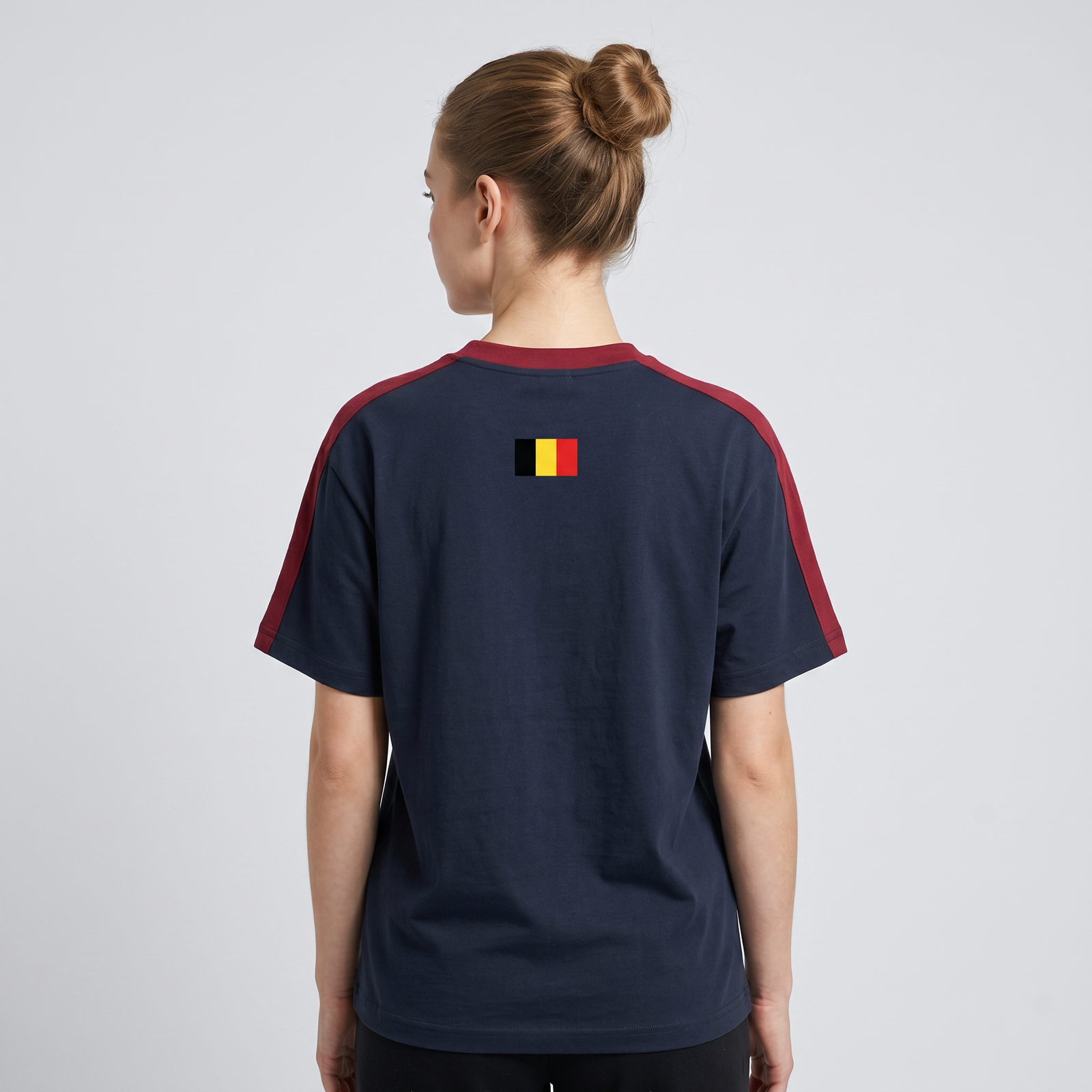 Femme portant le t-shirt Le Pays de la Bière bleu marine en studio photo carré - vue de dos avec drapeau belge brodé