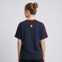 Femme portant le t-shirt Le Pays de la Bière bleu marine en studio photo carré - vue de dos avec drapeau belge brodé