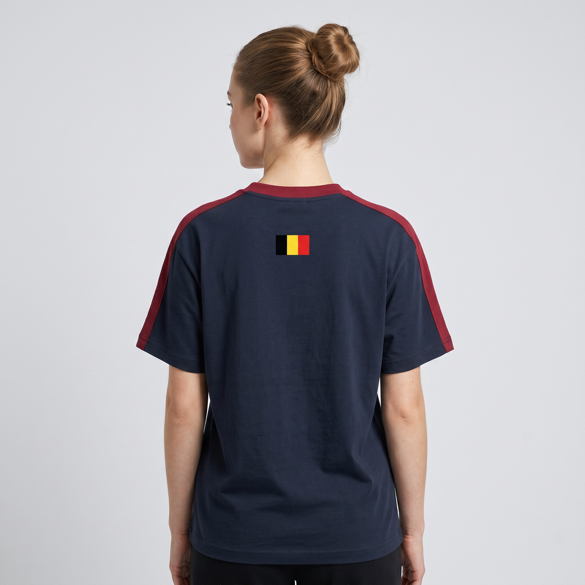 Femme portant le t-shirt Le Pays de la Bière bleu marine en studio photo carré - vue de dos avec drapeau belge brodé
