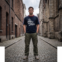 Homme streetwear portant le t-shirt Le Pays de la Bière bleu marine dans une rue belge - format carré