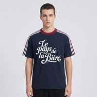Homme portant le t-shirt Le Pays de la Bière bleu marine en studio photo carré - vue de face