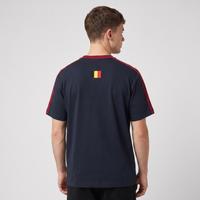 Homme portant le t-shirt Le Pays de la Bière bleu marine en studio photo carré - vue de dos avec drapeau belge brodé