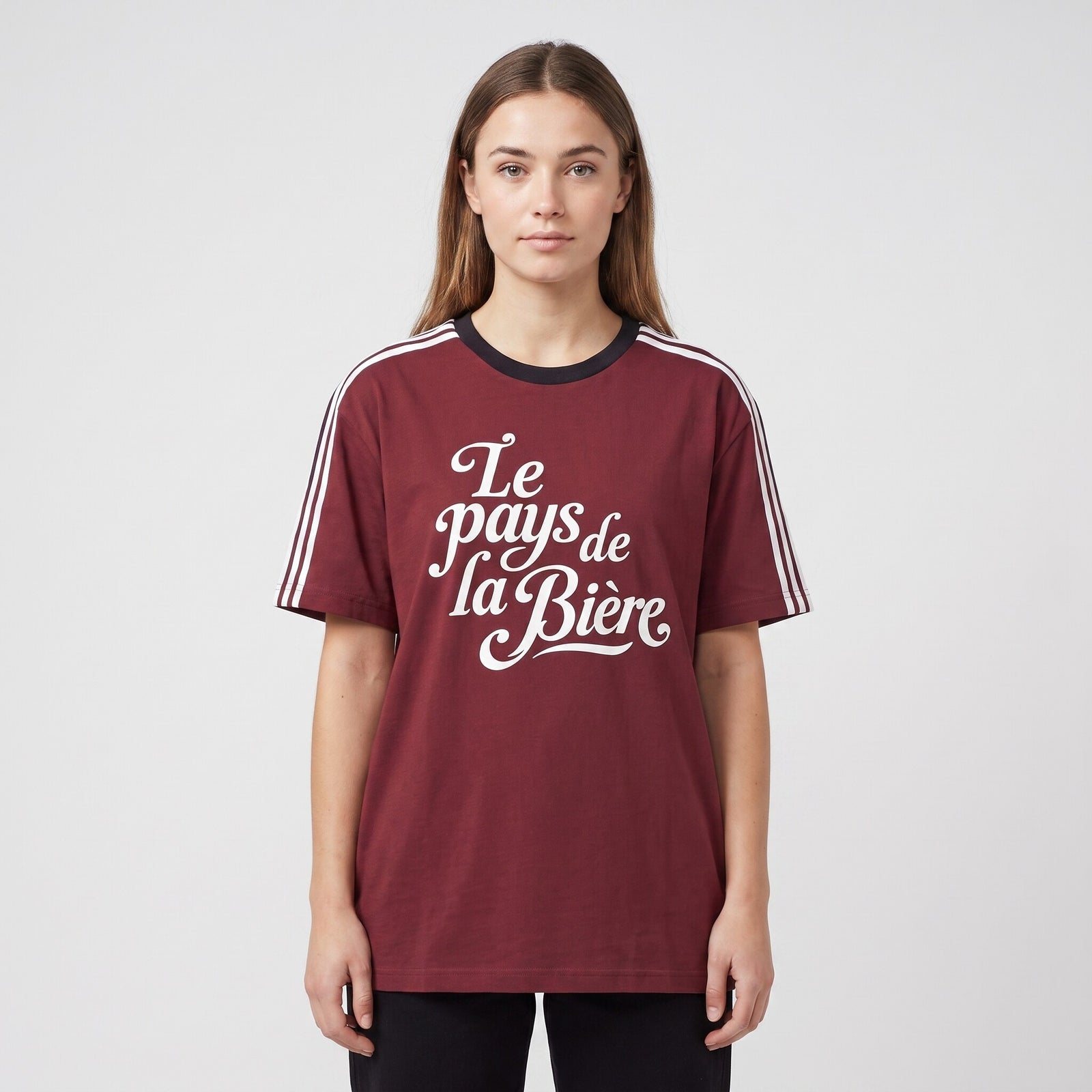 T-shirt unisexe bordeaux Le pays de la Bière en lettrage crème, porté en studio sur fond blanc, bandes blanches aux épaules