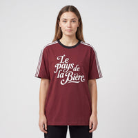 T-shirt unisexe bordeaux Le pays de la Bière en lettrage crème, porté en studio sur fond blanc, bandes blanches aux épaules