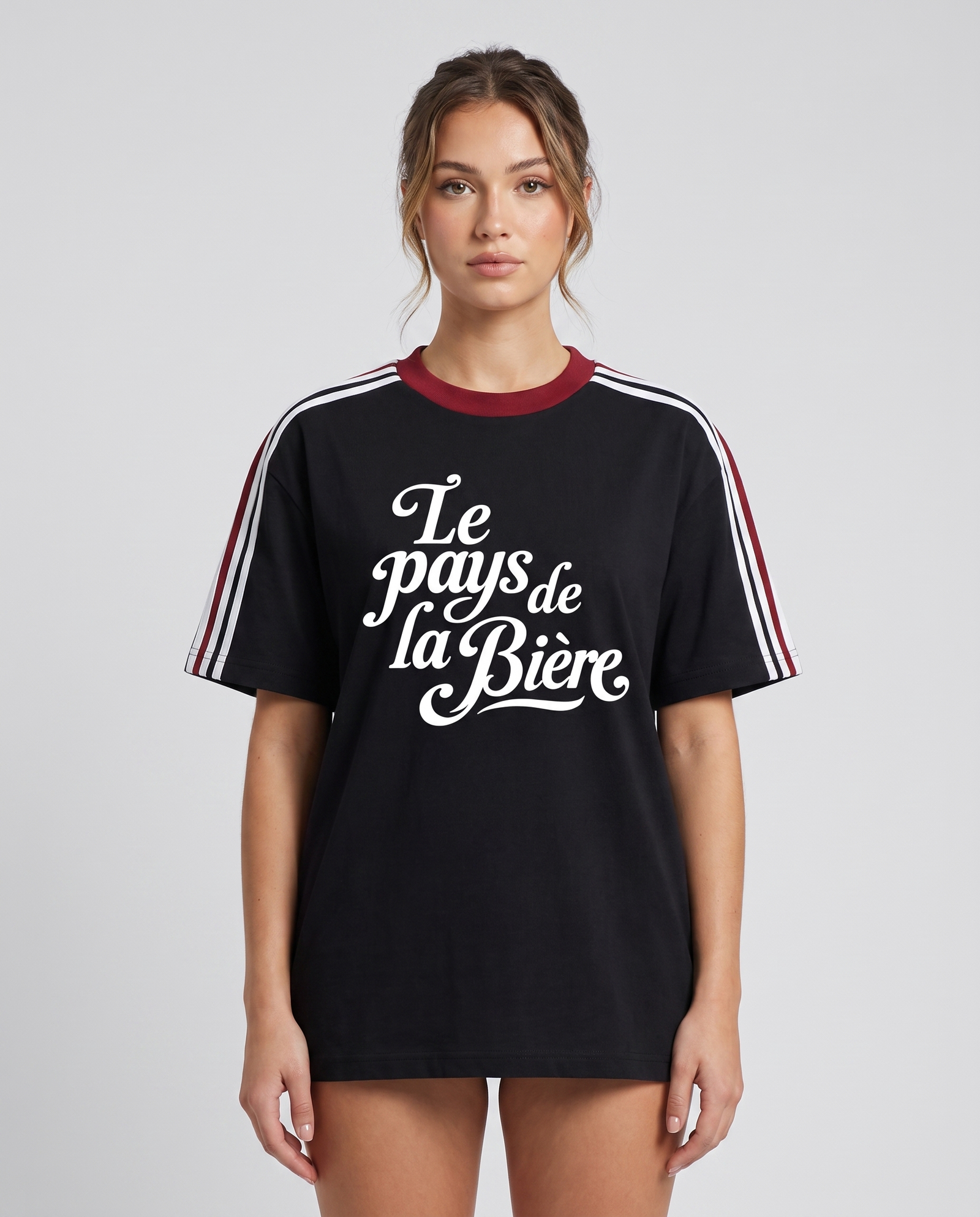 Femme portant le t-shirt Le Pays de la Bière noir en studio photo - streetwear belge humour bière