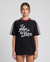 Femme portant le t-shirt Le Pays de la Bière noir en studio photo - streetwear belge humour bière
