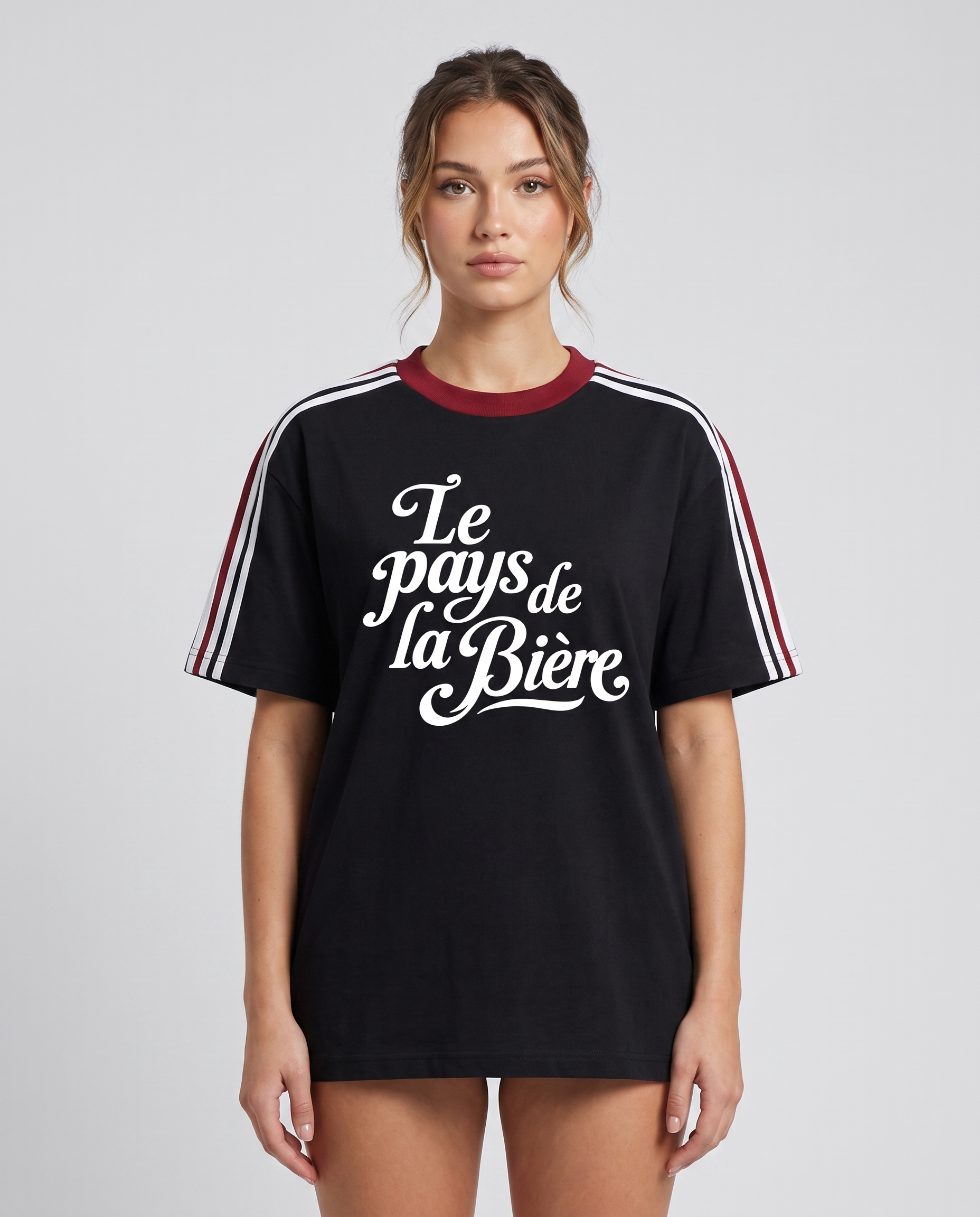 Femme portant le t-shirt Le Pays de la Bière noir en studio photo - streetwear belge humour bière