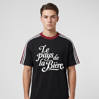 Homme portant le t-shirt Le Pays de la Bière noir en studio, col et bandes bordeaux aux épaules