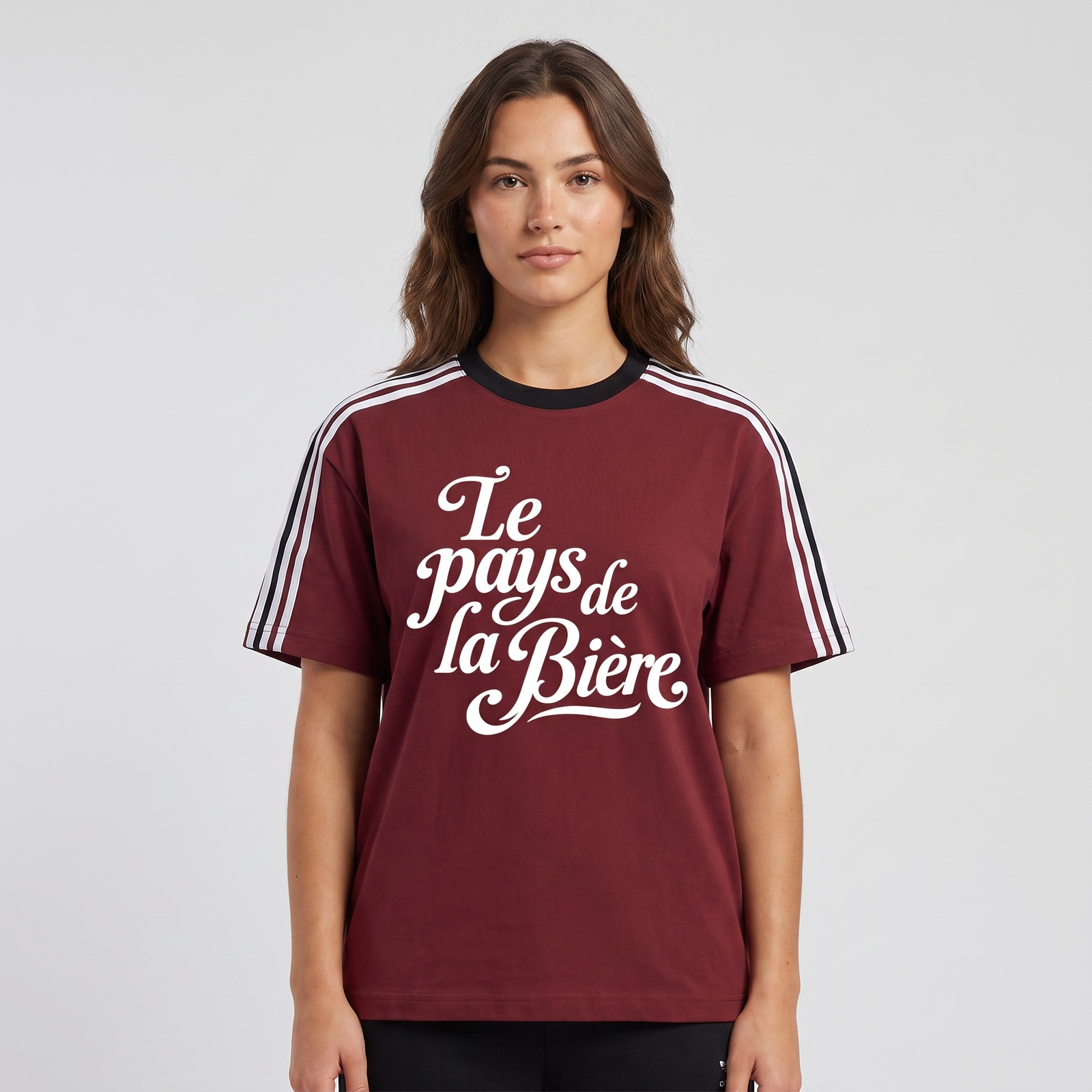 Femme portant le t-shirt Le Pays de la Bière rouge bordeaux en studio photo carré - humour bière belge