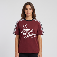 Femme portant le t-shirt Le Pays de la Bière rouge bordeaux en studio photo carré - humour bière belge