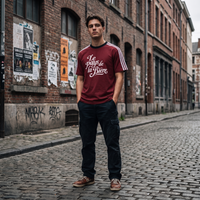 Homme streetwear portant le t-shirt Le Pays de la Bière rouge bordeaux dans une rue belge - format carré