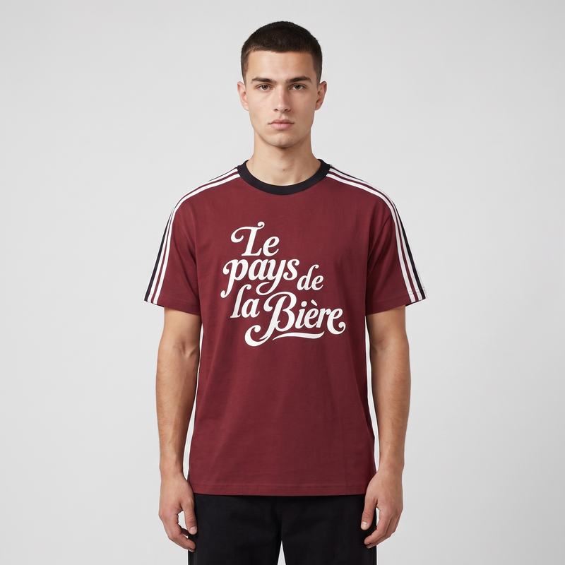 Homme portant le t-shirt Le Pays de la Bière rouge bordeaux en studio photo carré - humour bière belge