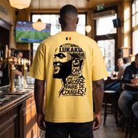 Vu de dos dans un estaminet belge, le t-shirt jaune affiche le drapeau national et l'imprime Lukaku pleine largeur
