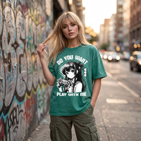Femme en t-shirt oversized manga Gamer Girl vert délavé devant un mur graffé, allure streetwear