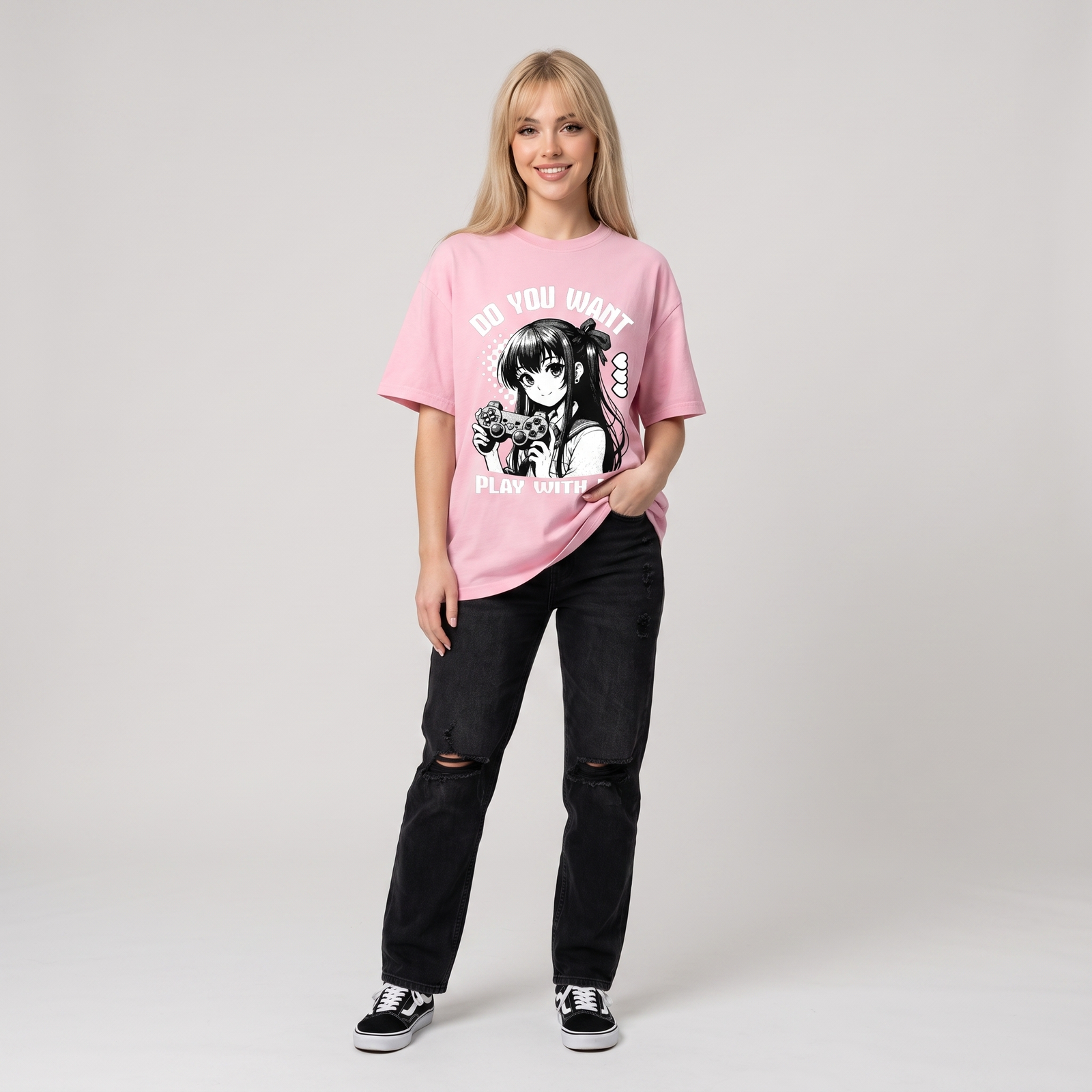 Femme portant le t-shirt oversized manga Gamer Girl rose délavé, photo studio fond clair