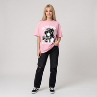 Femme portant le t-shirt oversized manga Gamer Girl rose délavé, photo studio fond clair