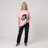 Femme portant le t-shirt manga gamer girl rose en studio