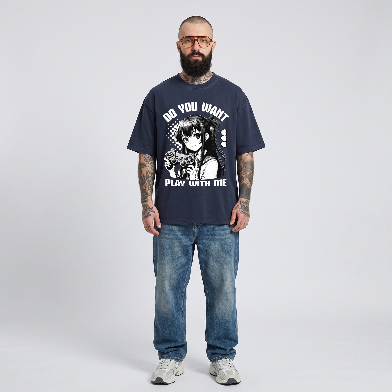 Homme portant le t-shirt oversized manga Gamer Girl bleu marine en studio, coupe ample