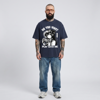 Homme portant le t-shirt oversized manga Gamer Girl bleu marine en studio, coupe ample