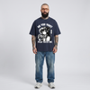Homme portant le t-shirt manga anime oversize bleu marine en studio