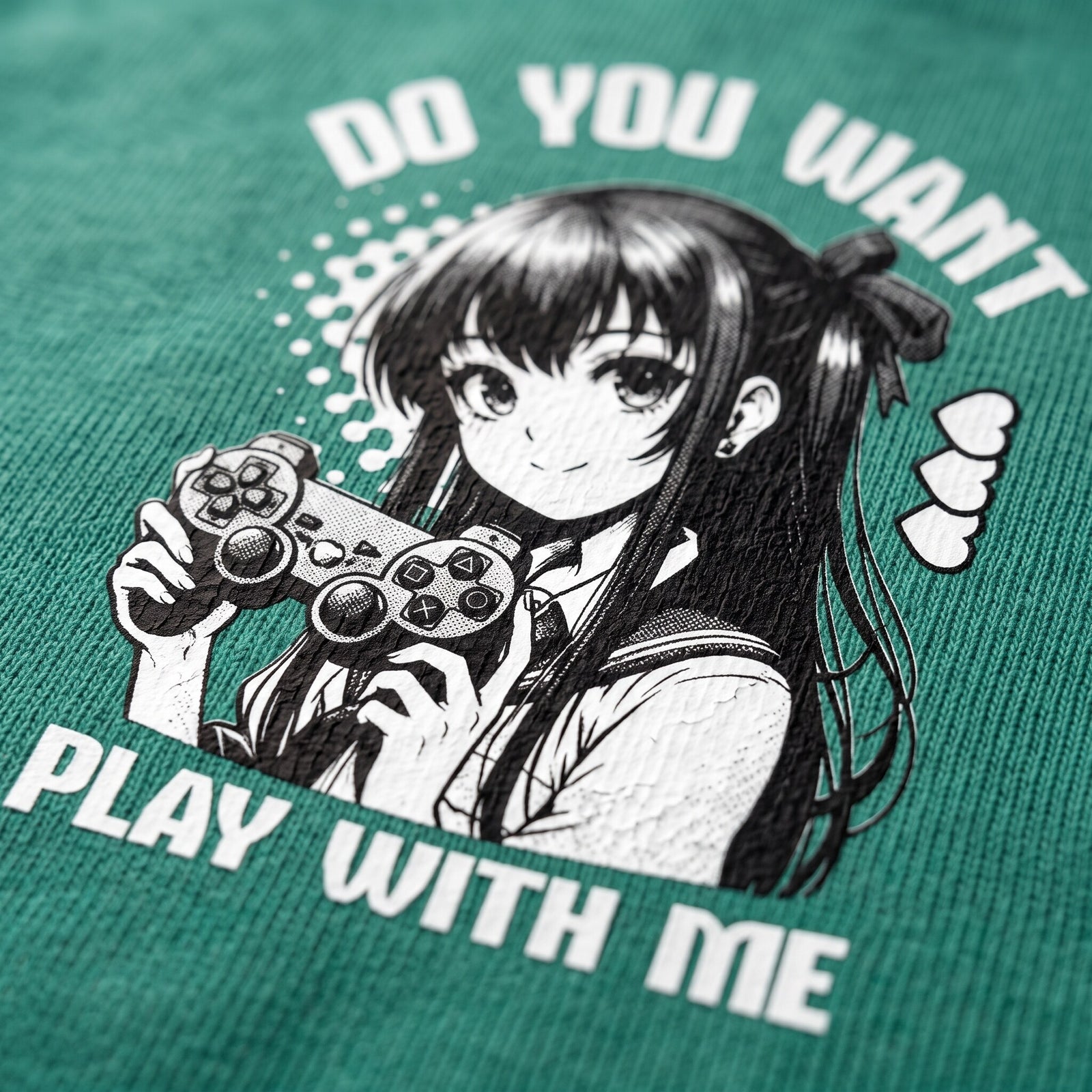 Gros plan sur l'impression manga noir et blanc de la gameuse a la manette sur le coton vert d'un t-shirt oversized