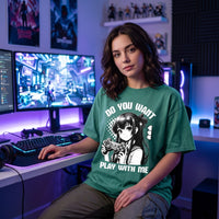 T-shirt vert Do You Want Play With Me porte assise devant un setup gaming aux neons violets et double ecran