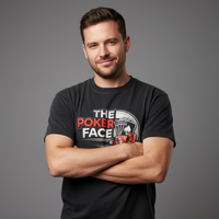 Homme bras croisés en t-shirt The Poker Face noir, imprimé poker sur fond sombre