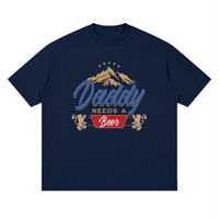 T-shirt oversized Daddy Needs A Beer en bleu marine - blason montagne, bannière rouge et lions dorés