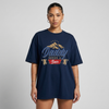 Femme portant le t-shirt oversize papa bière DADDY NEEDS A BEER en coupe ample, photo studio