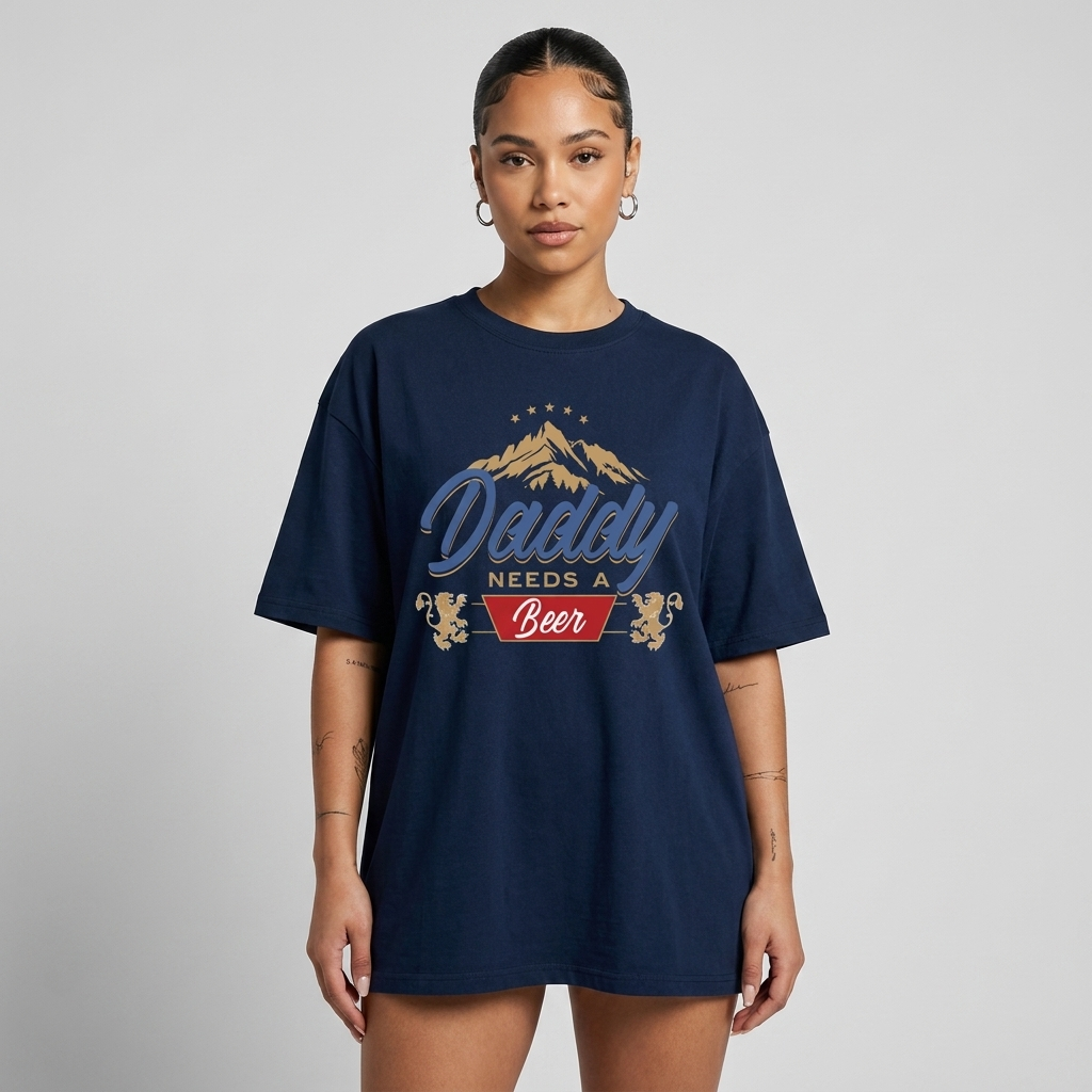 Femme portant le t-shirt oversize papa bière DADDY NEEDS A BEER en coupe ample, photo studio