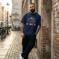 Look urbain avec le t-shirt oversized papa bière bleu marine dans une rue pavée