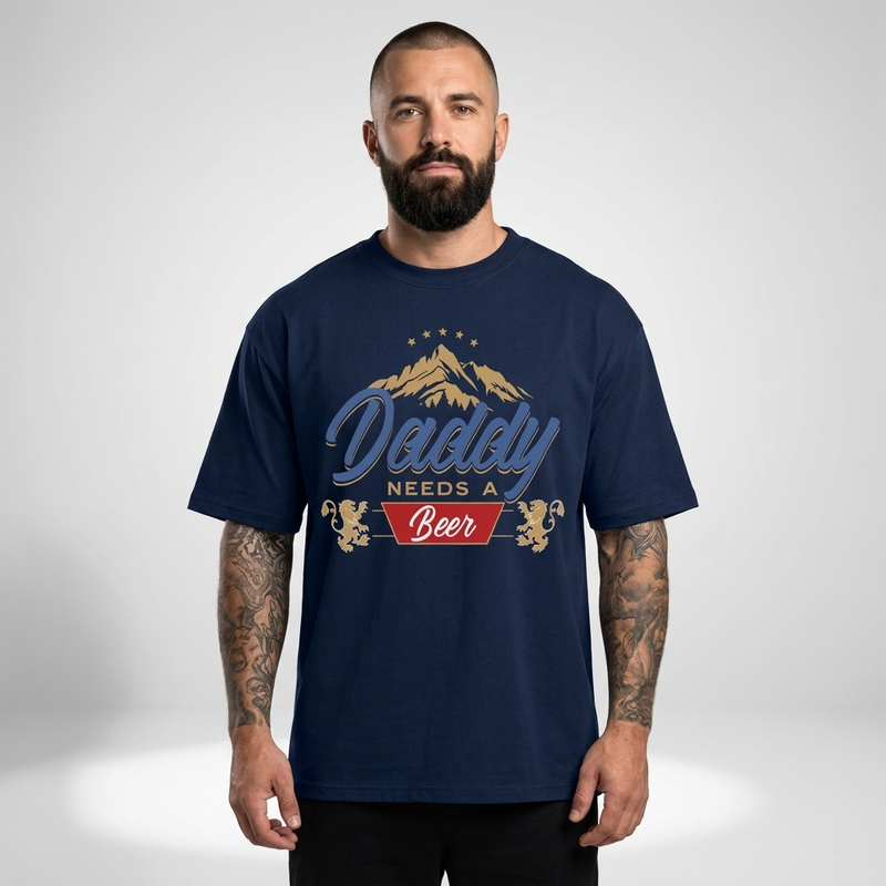 Homme tatoué portant le t-shirt oversize papa bière DADDY NEEDS A BEER bleu marine, photo studio