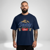 Homme tatoué portant le t-shirt oversize papa bière DADDY NEEDS A BEER bleu marine, photo studio