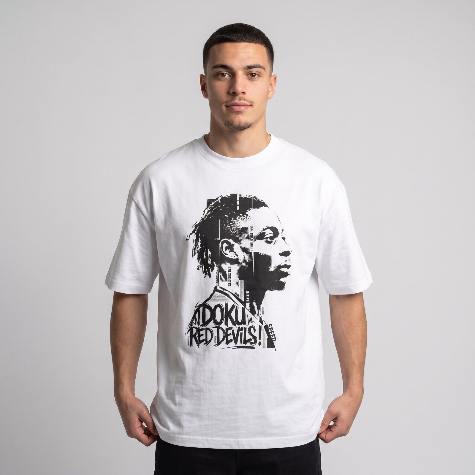 T-shirt oversized blanc au portrait graphique de Doku et au lettrage Red Devils, porte en studio