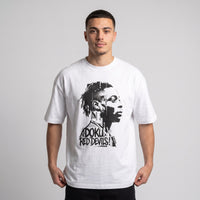 T-shirt oversized blanc au portrait graphique de Doku et au lettrage Red Devils, porte en studio