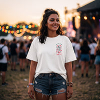 T-shirt blanc squelette danseur Dying For Some Fun, porte en festival devant la scene et les guirlandes lumineuses