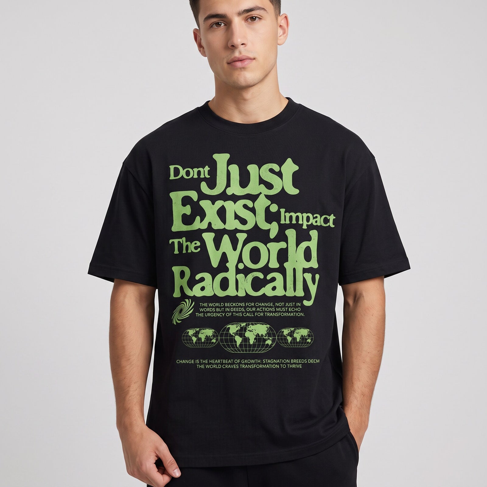 T-shirt oversized noir au manifeste vert Impact The World Radically, porté en studio sur fond gris clair