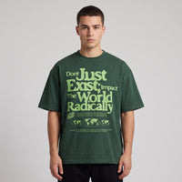 T-shirt oversized vert fonce Impact The World Radically en coton lourd, porte en studio sur fond gris clair