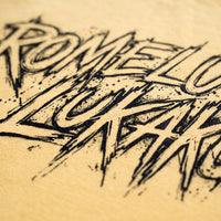 Gros plan sur le lettrage graffiti noir Romelu Lukaku imprime sur le coton jaune citron d'un t-shirt oversized