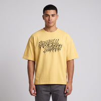 T-shirt oversized jaune citron au lettrage brosse Romelu Lukaku, porte en studio sur fond gris clair