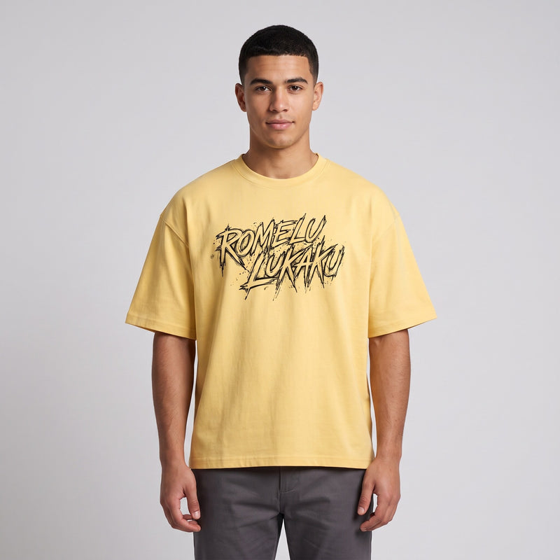 T-shirt oversized jaune citron au lettrage brosse Romelu Lukaku, porte en studio sur fond gris clair