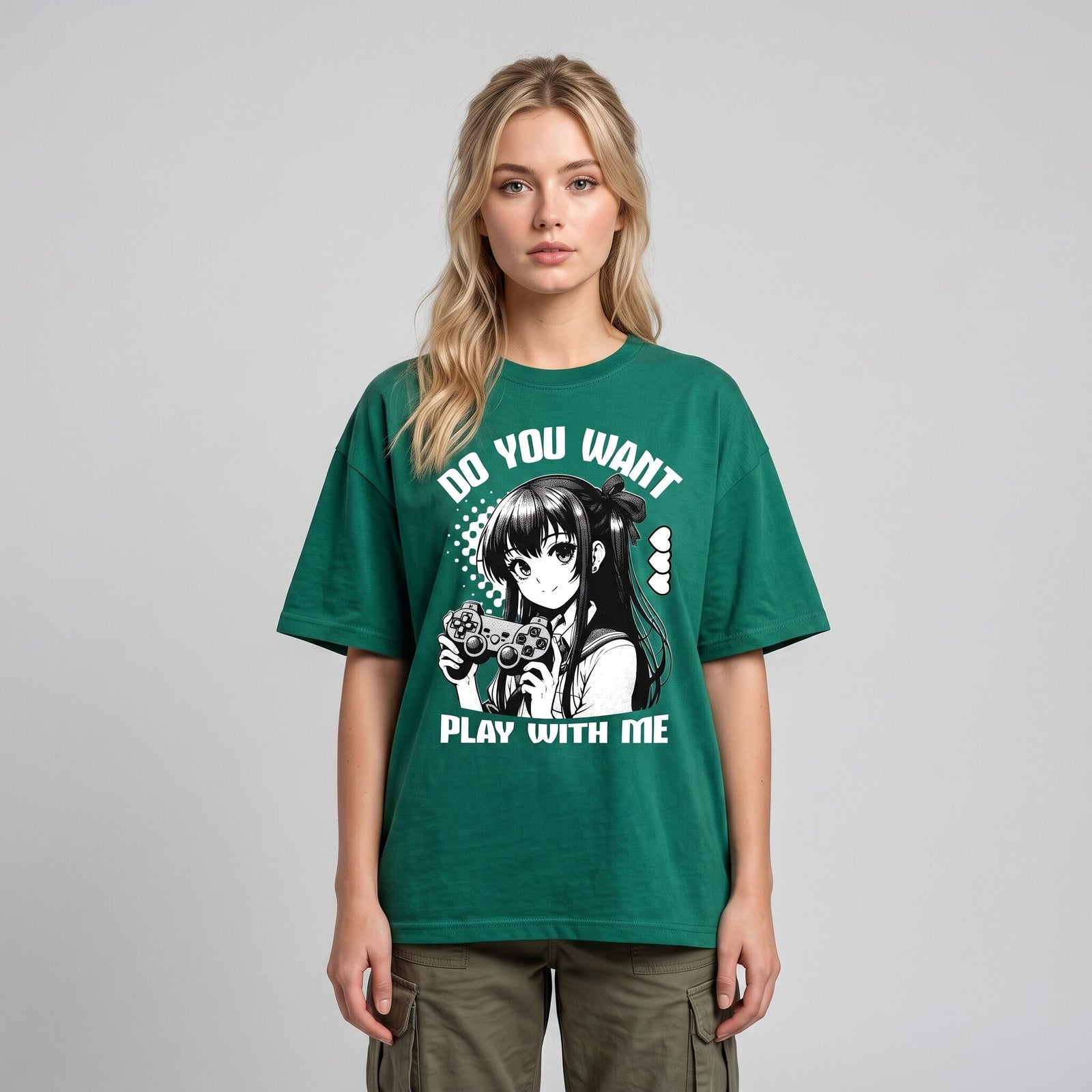 T-shirt oversized vert sapin imprime anime Play With Me, porte en studio sur fond gris clair avec un cargo kaki