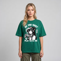 T-shirt oversized vert sapin imprime anime Play With Me, porte en studio sur fond gris clair avec un cargo kaki