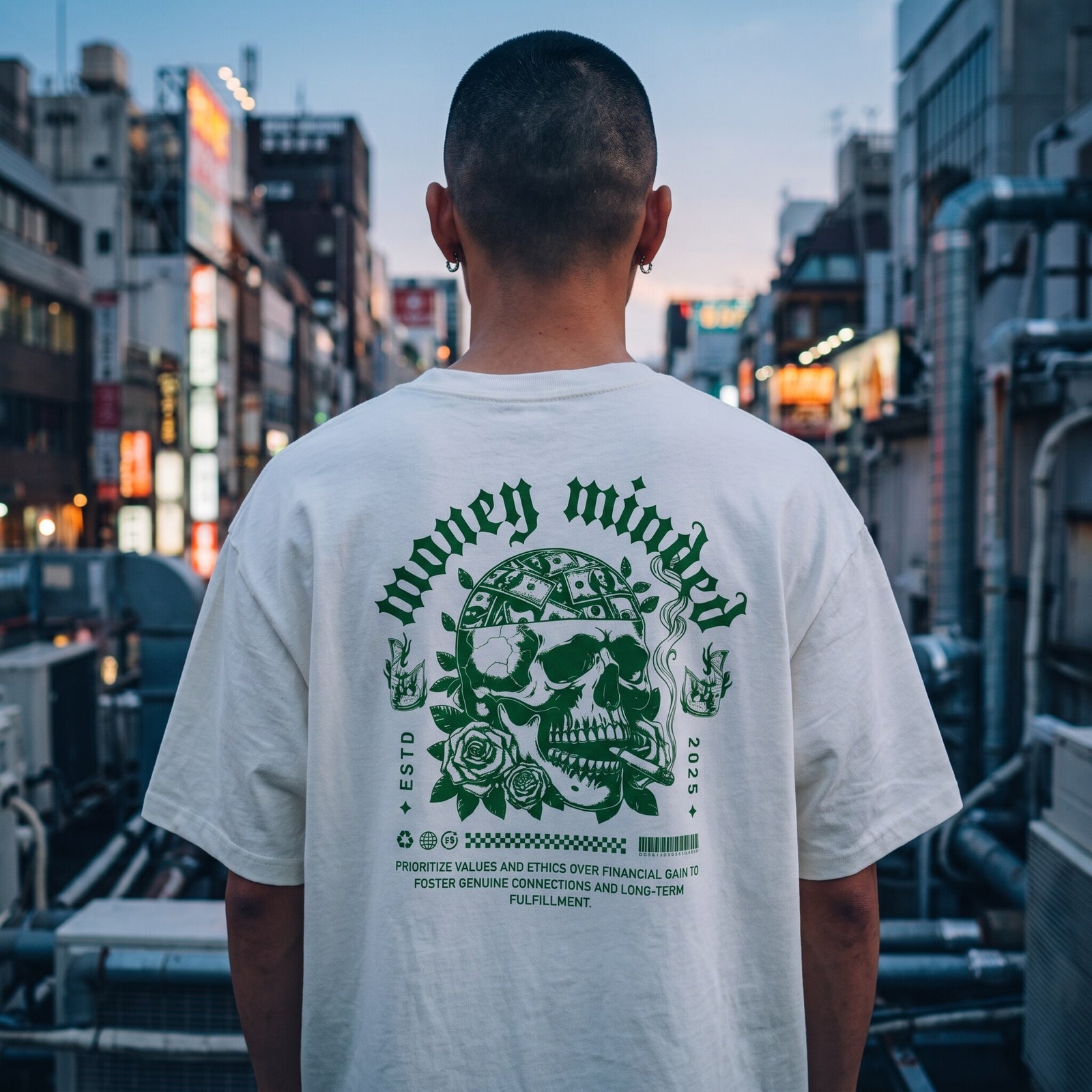 Dos d'un t-shirt oversized blanc au grand crane vert Money Minded, porte dans une rue japonaise au crepuscule