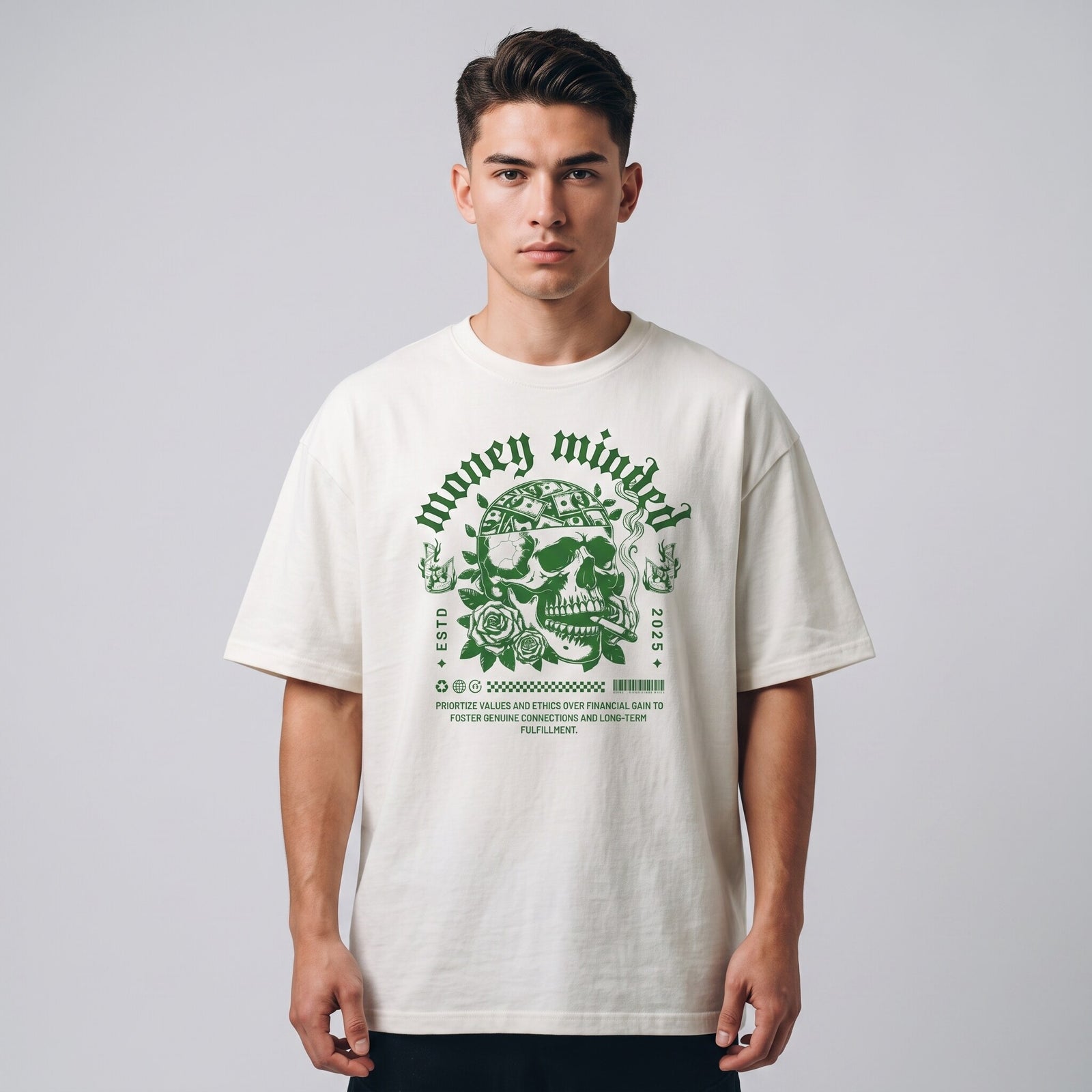 T-shirt oversized blanc casse imprime du crane vert Money Minded, porte de face en studio sur fond gris clair