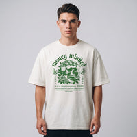 T-shirt oversized blanc casse imprime du crane vert Money Minded, porte de face en studio sur fond gris clair