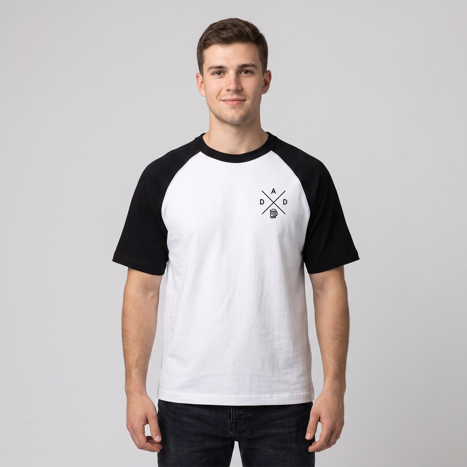 T-shirt raglan blanc a manches noires, petit logo DAD et chope imprime sur la poitrine, porte en studio